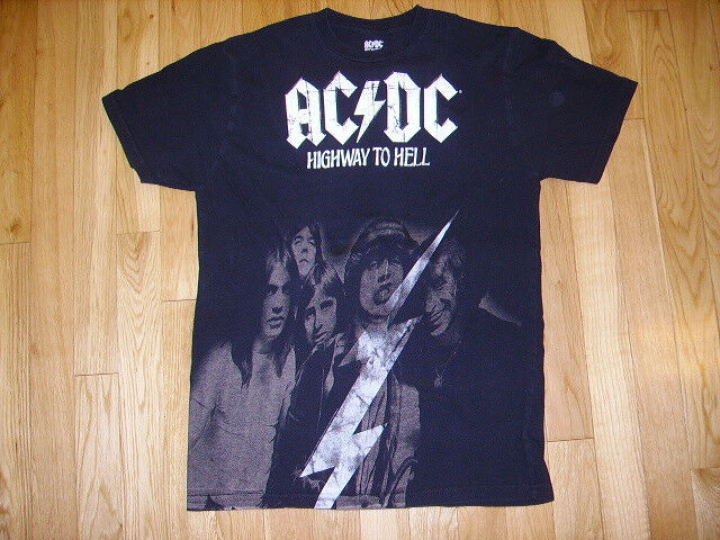 AC/DC HIGHWAY TO HELL GRAPHIC SYTLE T-SHIRT MENS SMALL ROCK BAND ANGUS CONCERT